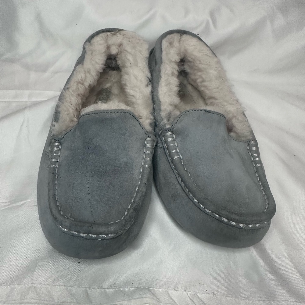Women’s UGG loafers in a size 7 (5.5-6 in kids)